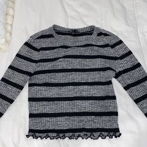 Long sleeve fitted crop top.